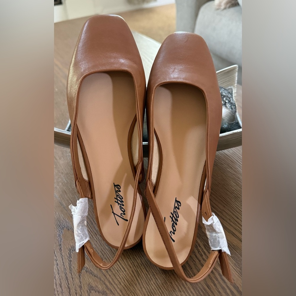 NWOT - Trotters Tan Slingback Loafers
